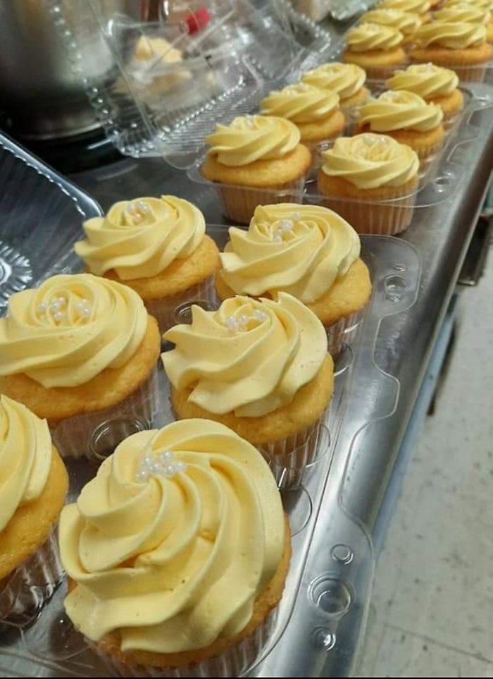 6 Lemon Cupcakes with Lemon Buttercream Frosting