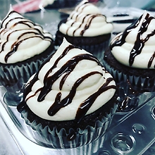 6 Chocolate Cupcakes with Vanilla Buttercream Frosting