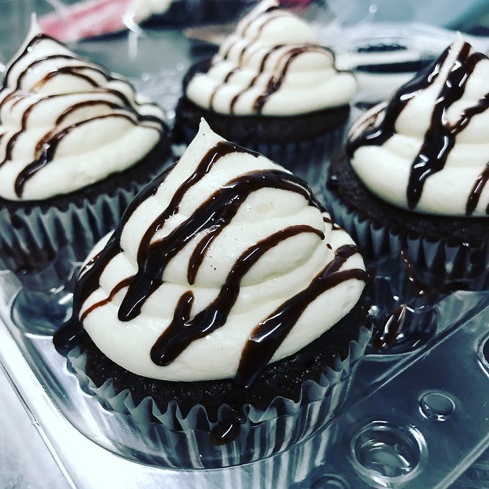 6 Chocolate Cupcakes with Vanilla Buttercream Frosting