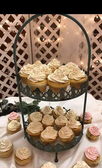 6 Vanilla Cupcakes with Vanilla Buttercream Frosting